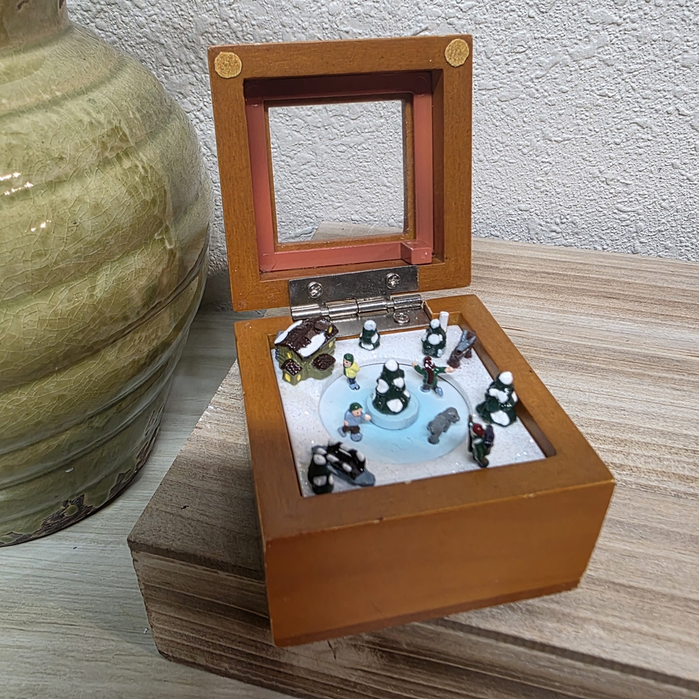 Mr. Christmas Wooden Music Box "Joy To The World" Active Miniature Scence